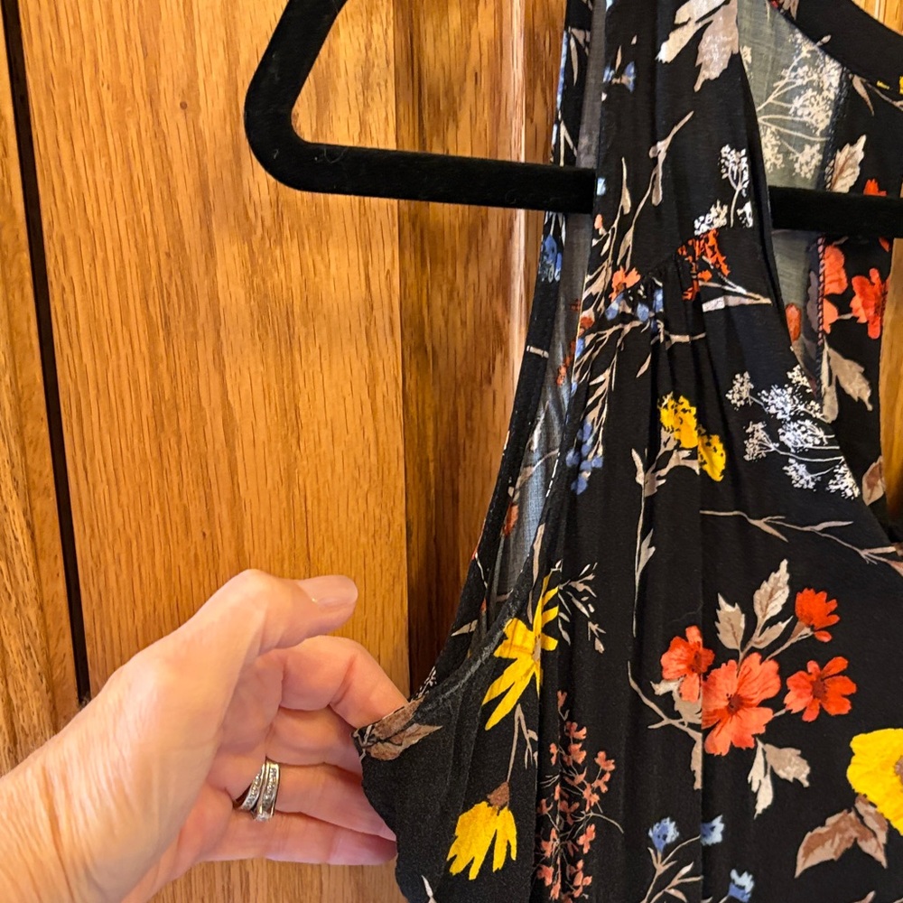 Old Navy Black Floral V-Neck Keyhole Camisole/Tank - Picture 7 of 14
